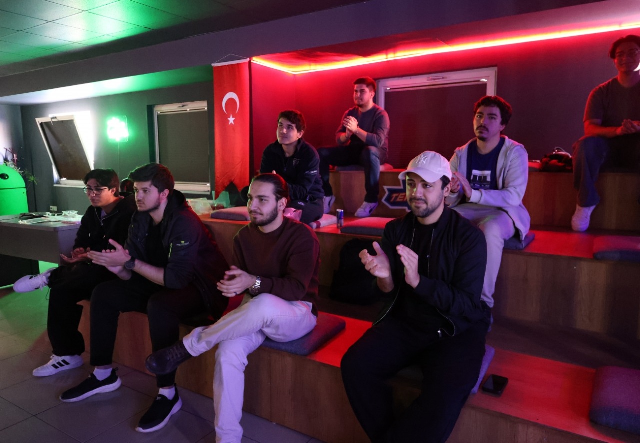 keciorende-dijital-oyun-coskusu-teknomerdeki-playstation-turnuvasinda-kiyasiya-mucadele