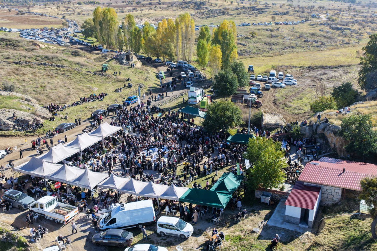 kizilorende-tarihi-bulusma-meramin-yuzyillik-gelenekleri-coskuyla-yasatildi