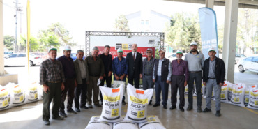 konya-buyuksehirden-tarim-ve-ureticiye-dev-destek-macar-figi-tohumlari-dagitildi