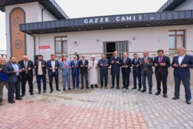 meramda-anlamli-eser-gazze-camii-dualarla-ibadete-kapilarini-acti