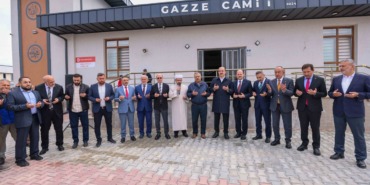meramda-anlamli-eser-gazze-camii-dualarla-ibadete-kapilarini-acti