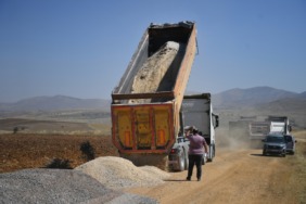 sarizda-ulasim-konforu-artiyor-buyuksehirden-kirsal-mahallelere-dev-asfalt-hamlesi