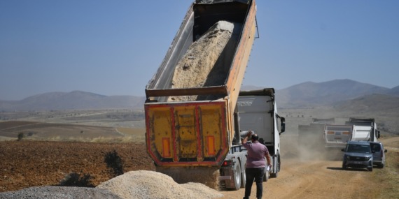 sarizda-ulasim-konforu-artiyor-buyuksehirden-kirsal-mahallelere-dev-asfalt-hamlesi
