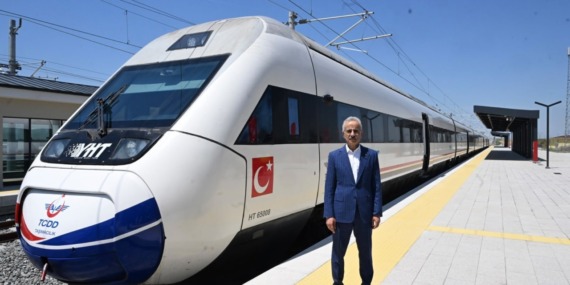 ulastirma-ve-altyapi-bakani-abdulkadir-uraloglu-hattimizin-hizmete-girmesiyle-tekirdag-kirklareli-ve-edirneyi-de-hizli-tren-agimiza-dahil-ederek-trakyayi-hizli-tren-konfor